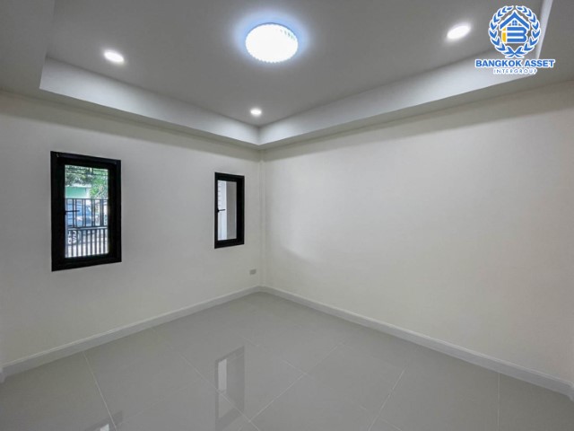 *****ทาวน์เฮ้าส์มือสองย่านนนทบุรี ม.ทรายทองนิเวศน์ ติวานนท์ บนเนื้อที่ 24 ตร.ว. ฟังก์ชัน 3 ห้องนอน 2 ห้องน้ำ 2 ที่จอดรถ บ้านรีโนเวทสไตล์มินิมอล พร้อมเข้าอยู่ ใกล้ห้าแยกปากเกร็ด, เซ็นทรัลแจ้งวัฒนะ, เซ็นทรัลรัตนาธิเบศร์ และรถไฟฟ้าสายสีชมพู "สถานีสามัคคี"...